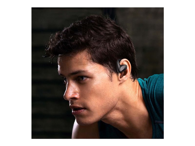 Hombre árabe joven deportivo con auriculares inalámbricos con