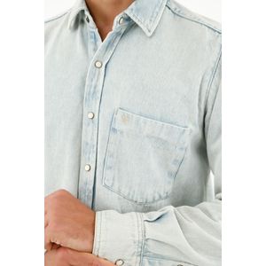 Camisa con bolsillo de parche azul para hombre