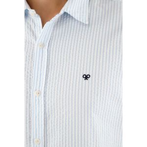 Camisa azul con diseño a rayas para hombre