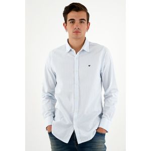 Camisa azul con diseño a rayas para hombre