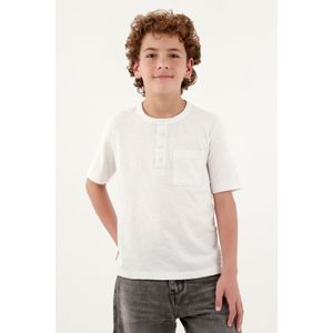 Camiseta azul con mini bordado para niño
