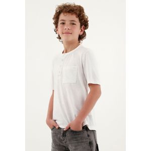 Camiseta azul con mini bordado para niño