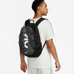 MORRAL-NIKE-DV6246-010