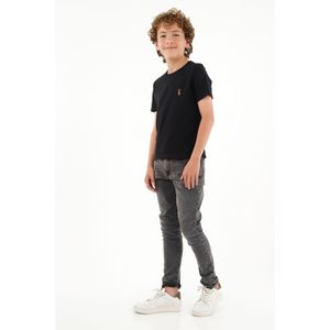 Camiseta negra con mini bordado para niño