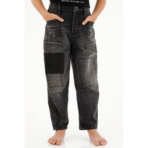 Jean en black denim con desgastes para niña