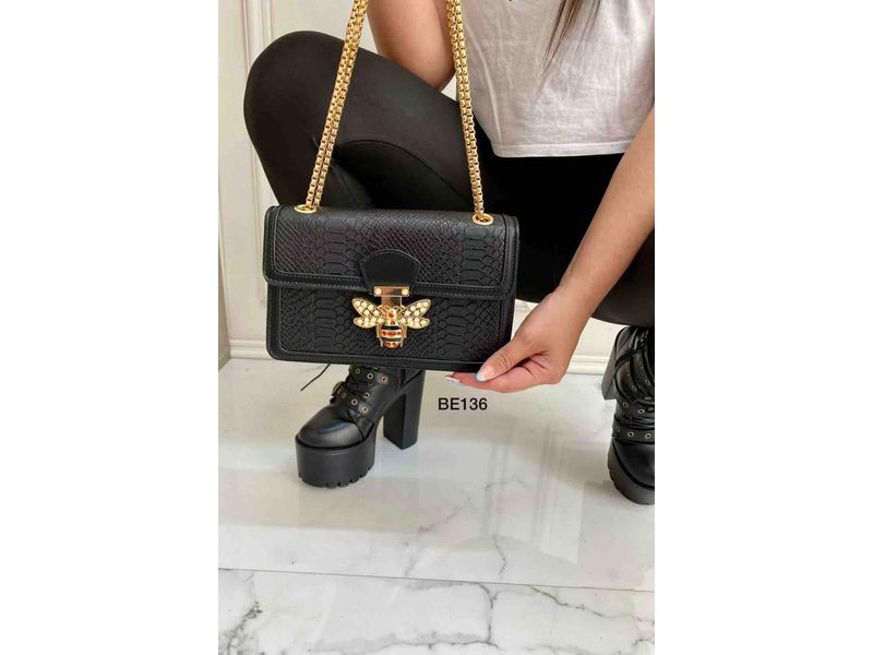 Bolso negro con cadena dorada hotsell