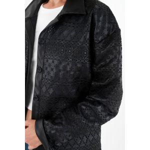 Chaqueta negra tipo camisa para mujer