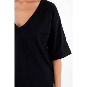 Camiseta negra cuello V para mujer