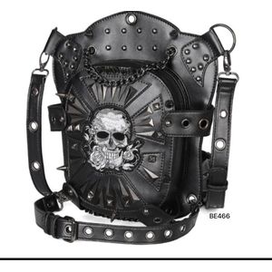 Bolso negro apliques detalles calavera multiusos