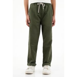 Pantalón verde ajustable tipo jogger para niño