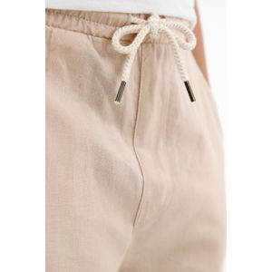 Pantalón café ajustable tipo jogger para niño