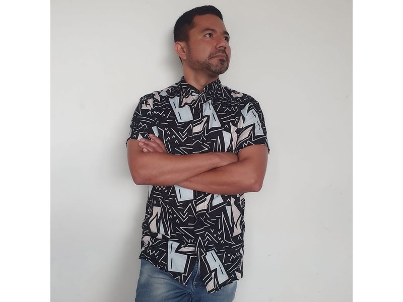 Camisa para Hombre GO Bzr en Chalis Figuras Negras con Manga Corta Agaval