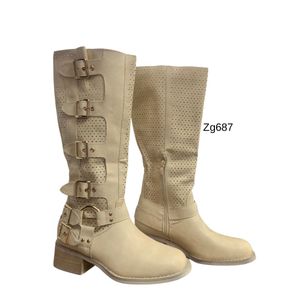 Bota caña alta beige detalle correas