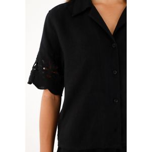 Camisa negra con mangas en ojalillo para mujer
