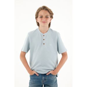 Camiseta azul con perilla de botones para niño