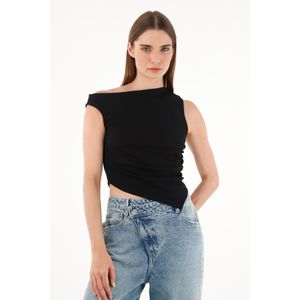 Camiseta negra con ruedo asimétrico para mujer