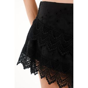 Bermuda negra de ojalillo con boleros para mujer