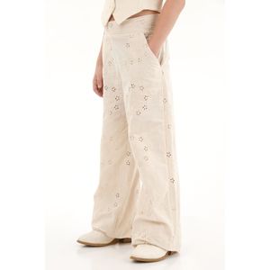Pantalón en ojalillo color crudo para niña