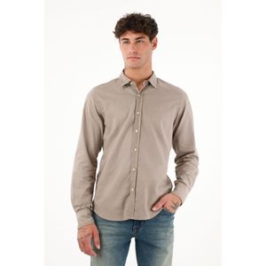 Camisa manga larga con raqueta bordada café para hombre