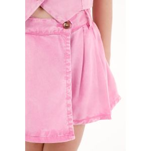 Falda short rosada con tablas para niña