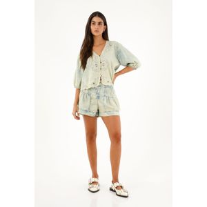 Camisa azul con bordado de flores para mujer