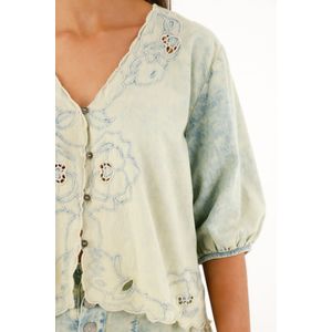 Camisa azul con bordado de flores para mujer