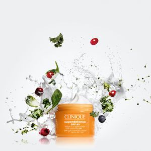Hidratante Superdefense SPF 40 Fatigue + 1st Signs of Age Multi-Correcting Gel - Clinique