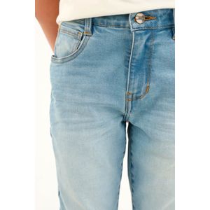 Jean Slim tono claro con arrugas 3D para niño