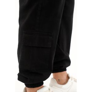 Pantalón jogger con bolsillos cargo negro para hombre