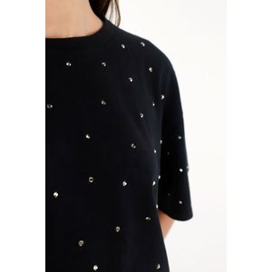 Camiseta negra con apliques decorativos para mujer
