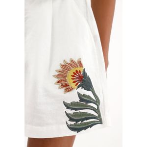 Bermuda crudo con bordados decorativos para mujer