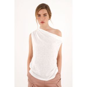 Camiseta blanca manga asimétrica con caída para mujer