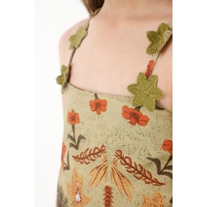 Vestido corto con estampado de flores para niña