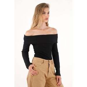 Camiseta negra de cuello bandeja para mujer