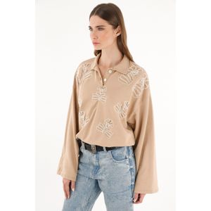 Buzo tipo polo con bordados para mujer