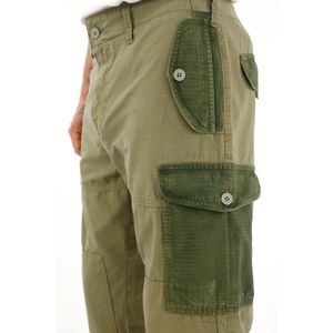 Pantalón con parches y bota enresortada verde para hombre