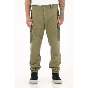 Pantalón con parches y bota enresortada verde para hombre