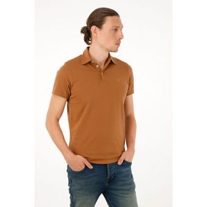 Polo café con raqueta bordada para hombre