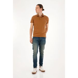 Polo café con raqueta bordada para hombre
