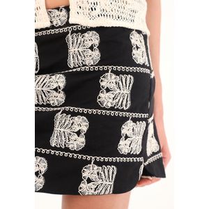 Falda bordada corta para mujer
