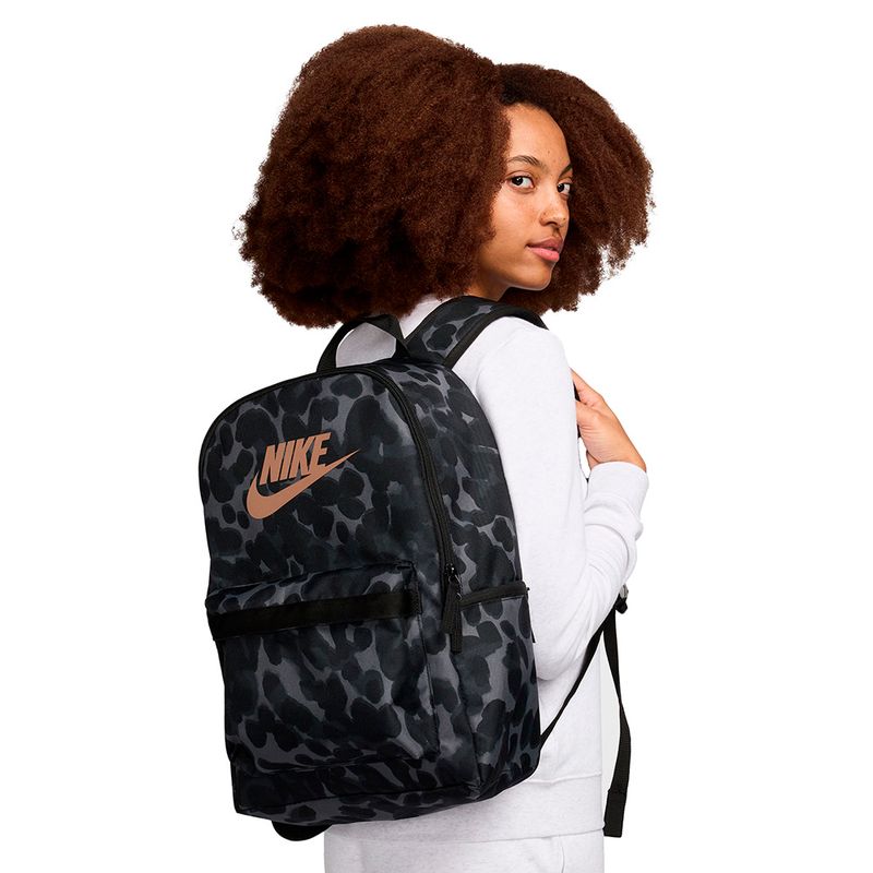 MORRAL-NIKE-HF6996-070