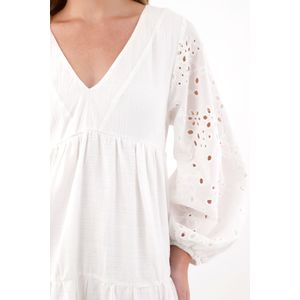 Vestido corto de manga larga en ojalillo para mujer