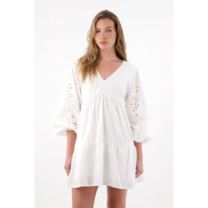 Vestido corto de manga larga en ojalillo para mujer
