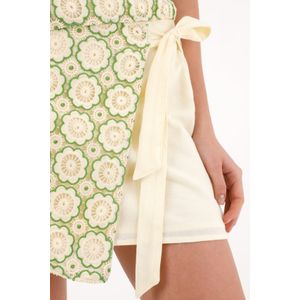Falda en tela bordada con diseño de flores para mujer
