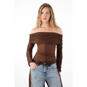 Camiseta con escote bandeja café para mujer