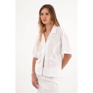 Camisa clásica en tela con textura crudo para mujer