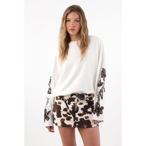 Buzo manga amplia con bordados crudo para mujer