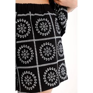 Short en tela bordada tipo ojalillo negro para mujer