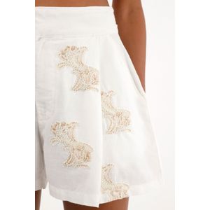 Bermuda tiro alto con bordados para mujer