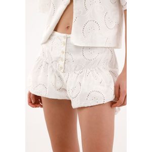 Short en ojalillo con corte globo crudo para mujer